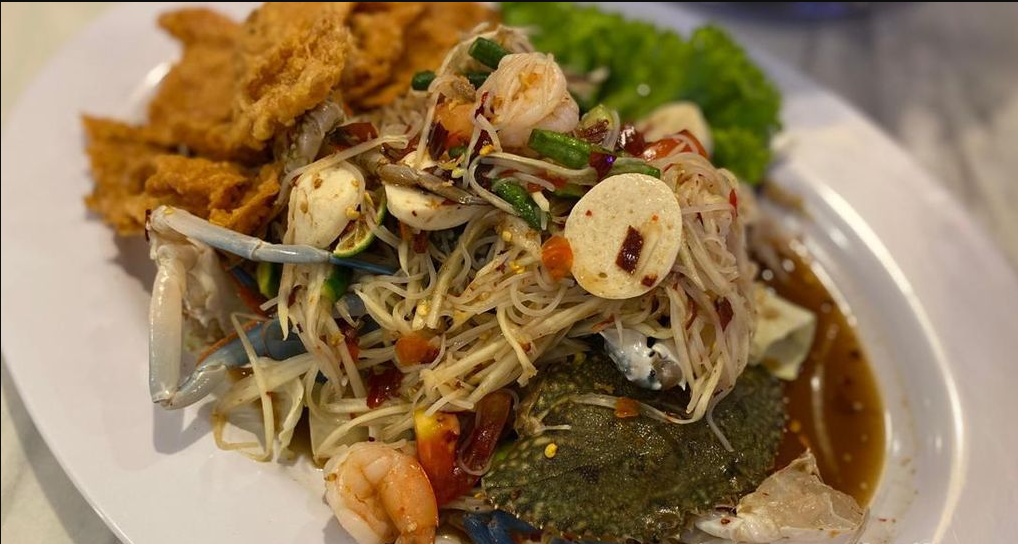 Menikmati Kelezatan Segar di Restoran Thailand: Salad Blue Crab Mentah yang Menggugah Selera