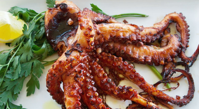 Menikmati Sensasi Gurih Sate Gurita Bakar Madu sebagai Kuliner Laut yang Semakin Digemari Pecinta Masakan Unik